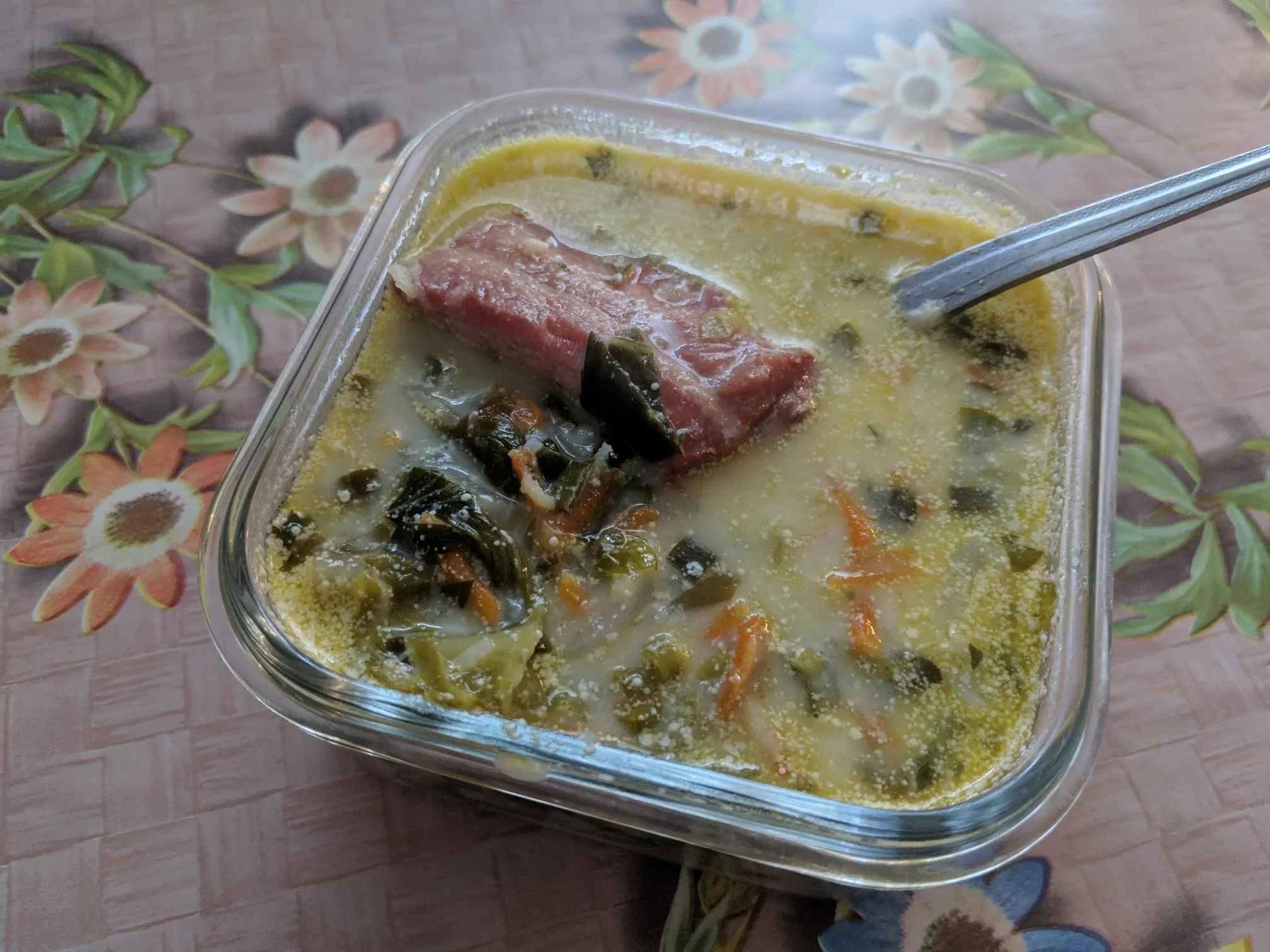 Ciorbă de salată cu afumătură